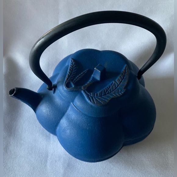 Cast Iron Lidded Teapot with Infuser - Picture 4 of 9